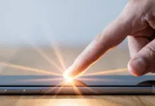 Your Guide to Push Ads That Actually Work Person positively interacting with push notification.