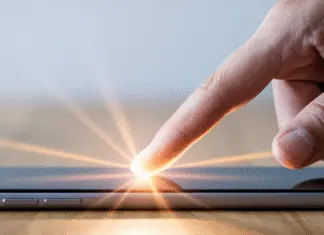 Your Guide to Push Ads That Actually Work Person positively interacting with push notification.